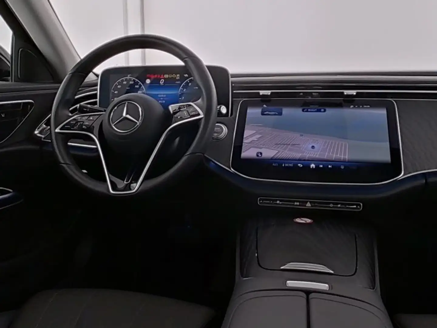 Mercedes-Benz E 200 Avantgarde MY 2024 / Panorama Grau - 2