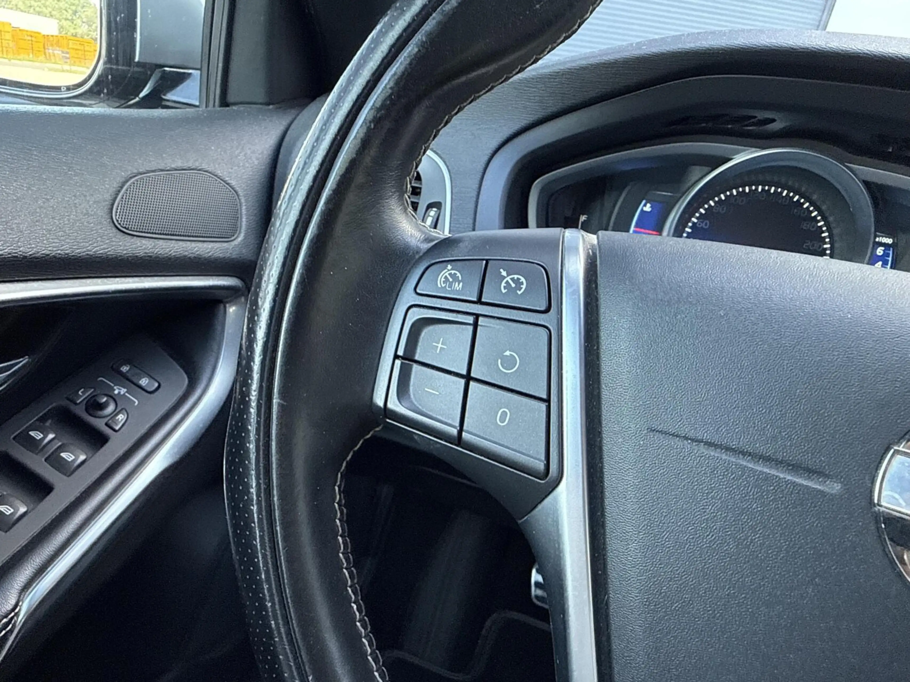 Volvo V40 1.6 T3 R-Design | Xenon | Alcantara/Leder | Camera — photo 11