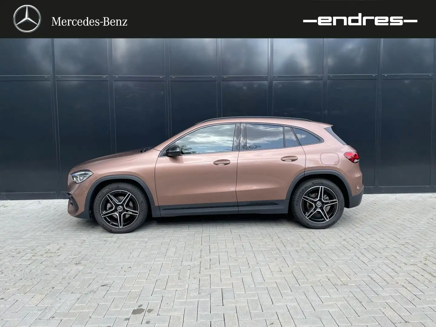 Mercedes-Benz GLA 200 AMG+PARKTRONIC+LED+THERMATIC+MBUX+NIGHT Gold - 2