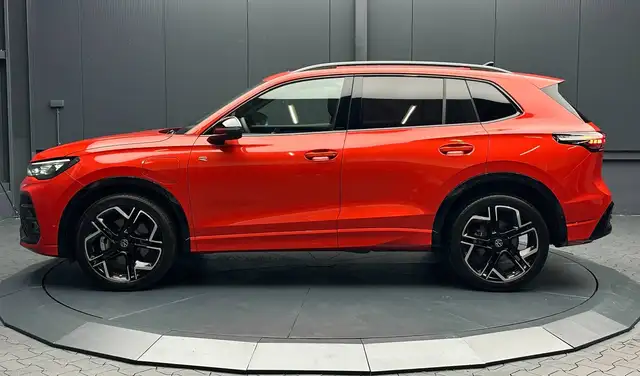 Volkswagen Tiguan view 2