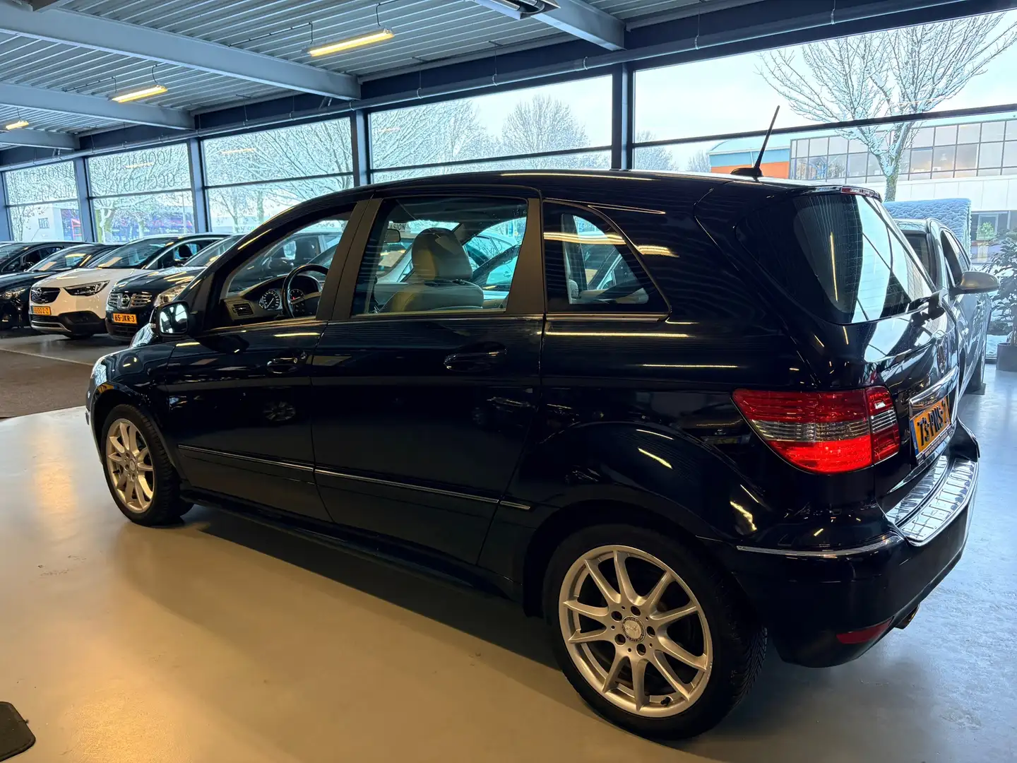 Mercedes-Benz B 180 BlueEFFICIENCY Business CLass Noir - 2