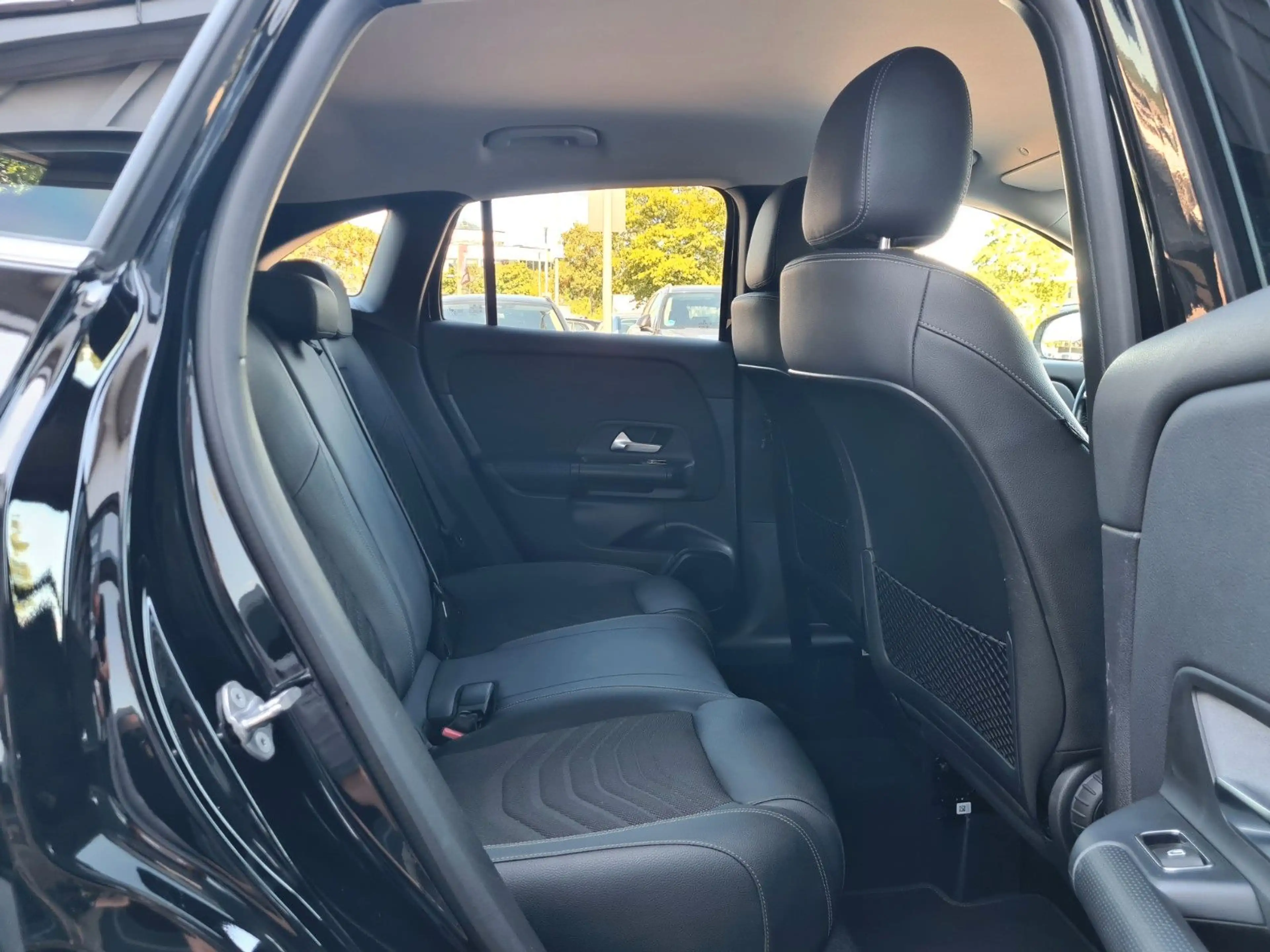 Mercedes-Benz GLA 200 d 4Matic - NAVI - LED - AHK - CAM - — photo 15