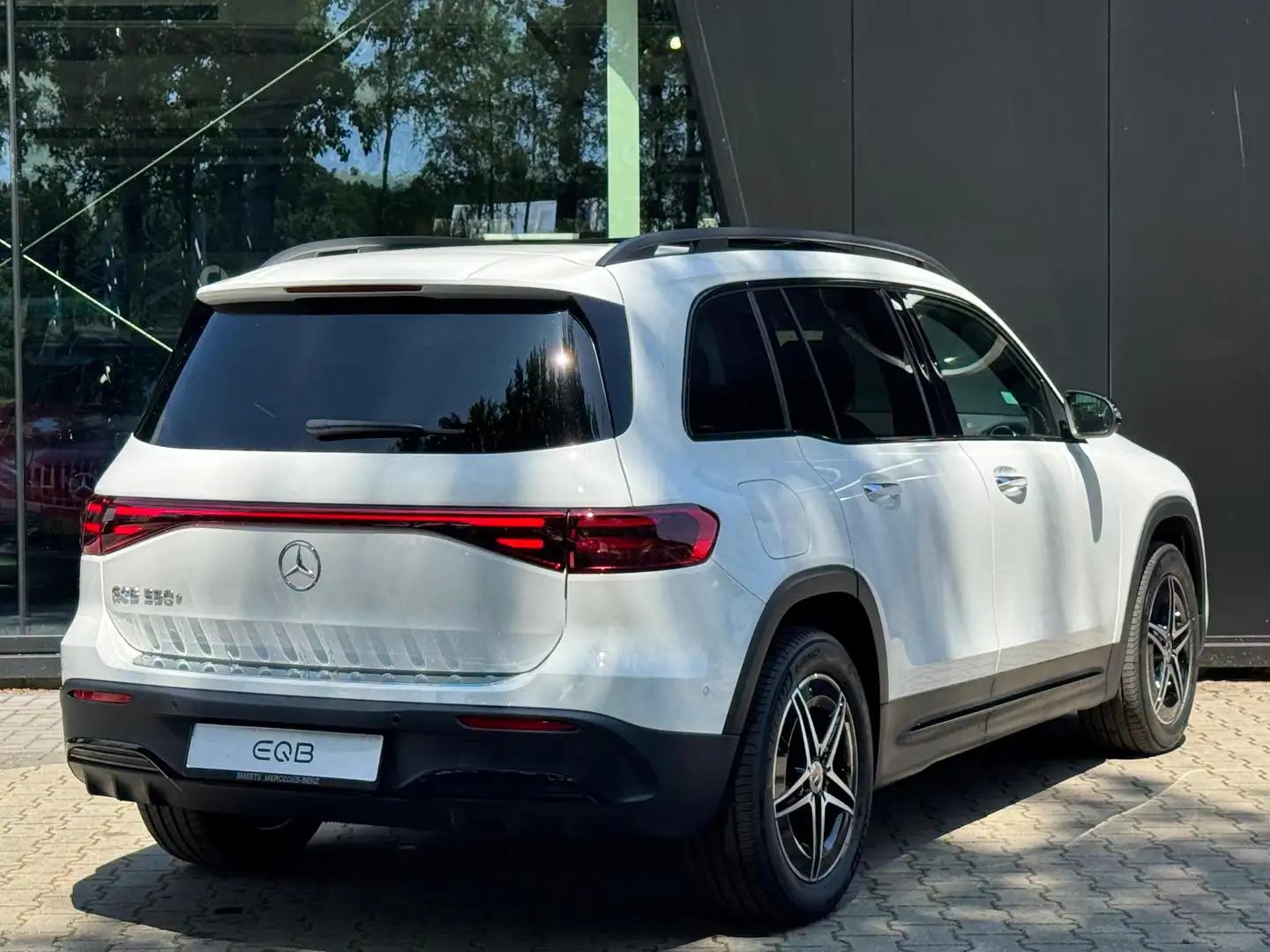 Mercedes-Benz EQB 250 250+ AMG Line 71 kWh Wit - 2