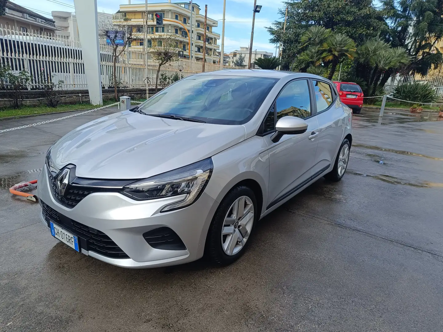 Renault Clio Clio 1.0 tce Zen 90cv my21 Silber - 2