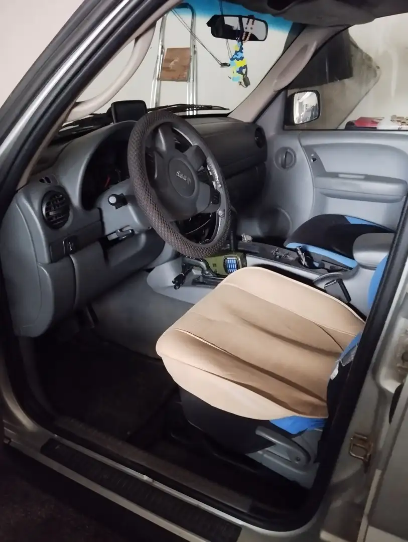 Jeep Liberty Allrad Zilver - 1