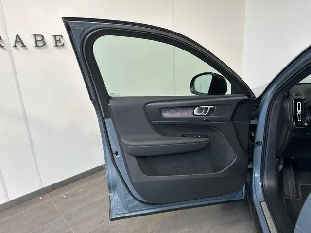 Volvo XC40 view 6
