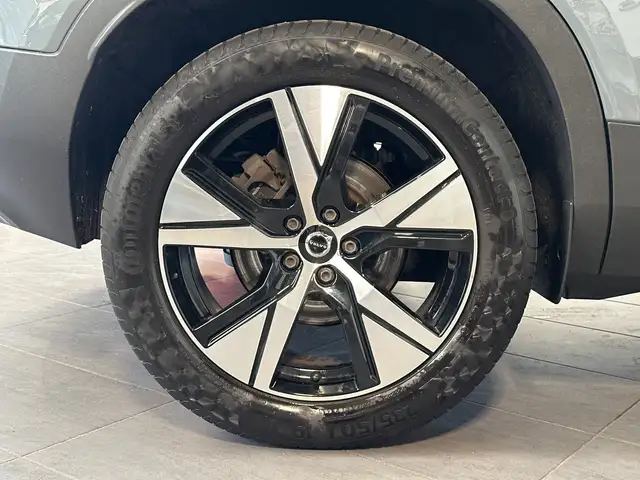 Volvo XC40 view 3