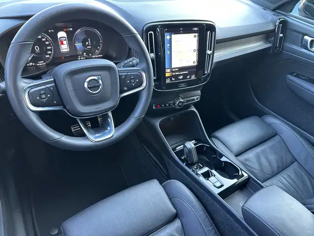 Volvo XC40 view 11