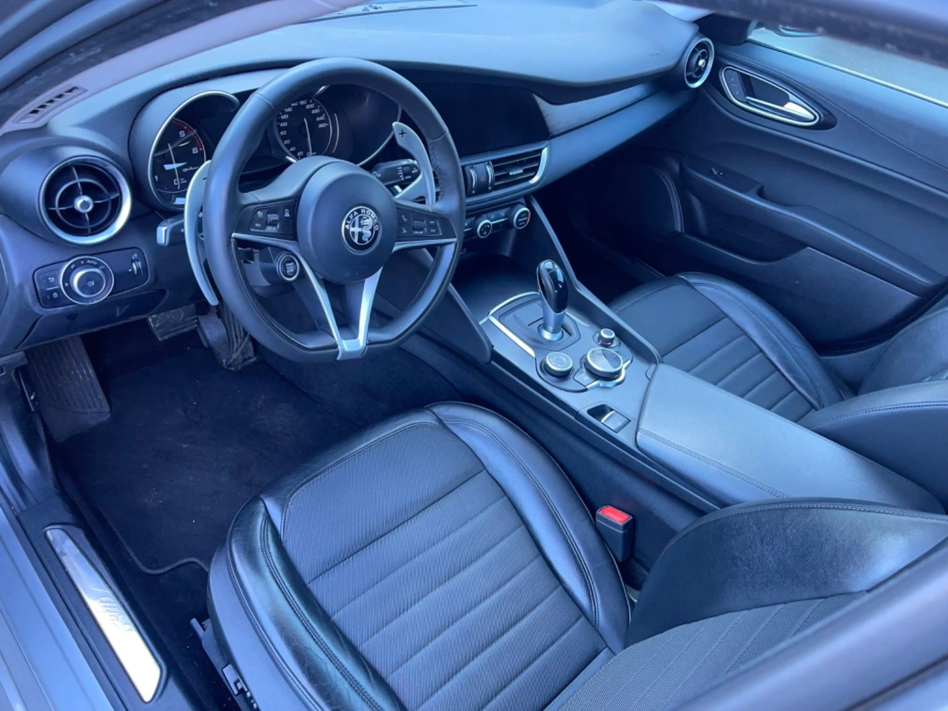 Alfa Romeo Giulia Super Q4 Klima PDC 2HD navi F1 Schaltung — photo 13
