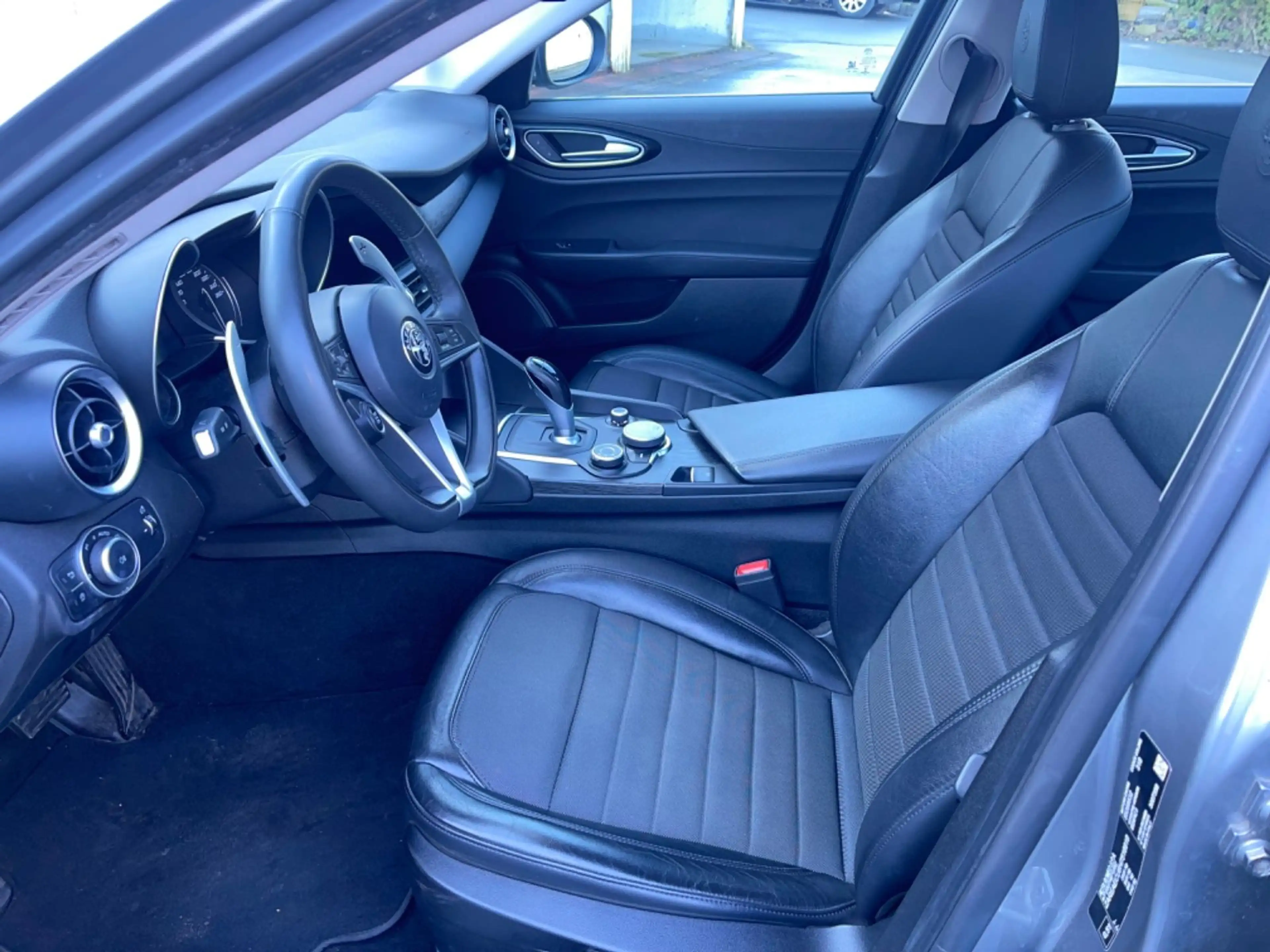 Alfa Romeo Giulia Super Q4 Klima PDC 2HD navi F1 Schaltung — photo 11