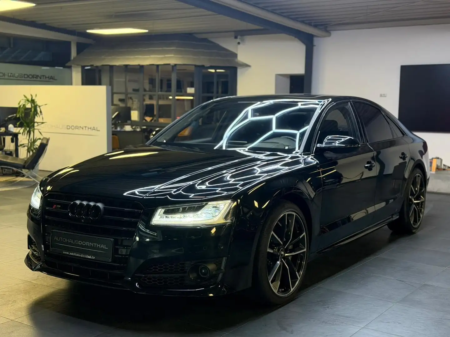 Audi S8 4.0 TFSI QUATTRO/PLUS/NIGHT/CARBON/CERAMIC Schwarz - 1