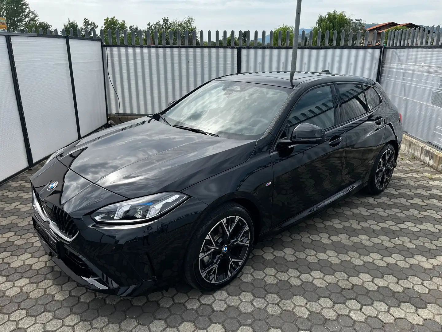 BMW 118 118d MSport auto Zwart - 2
