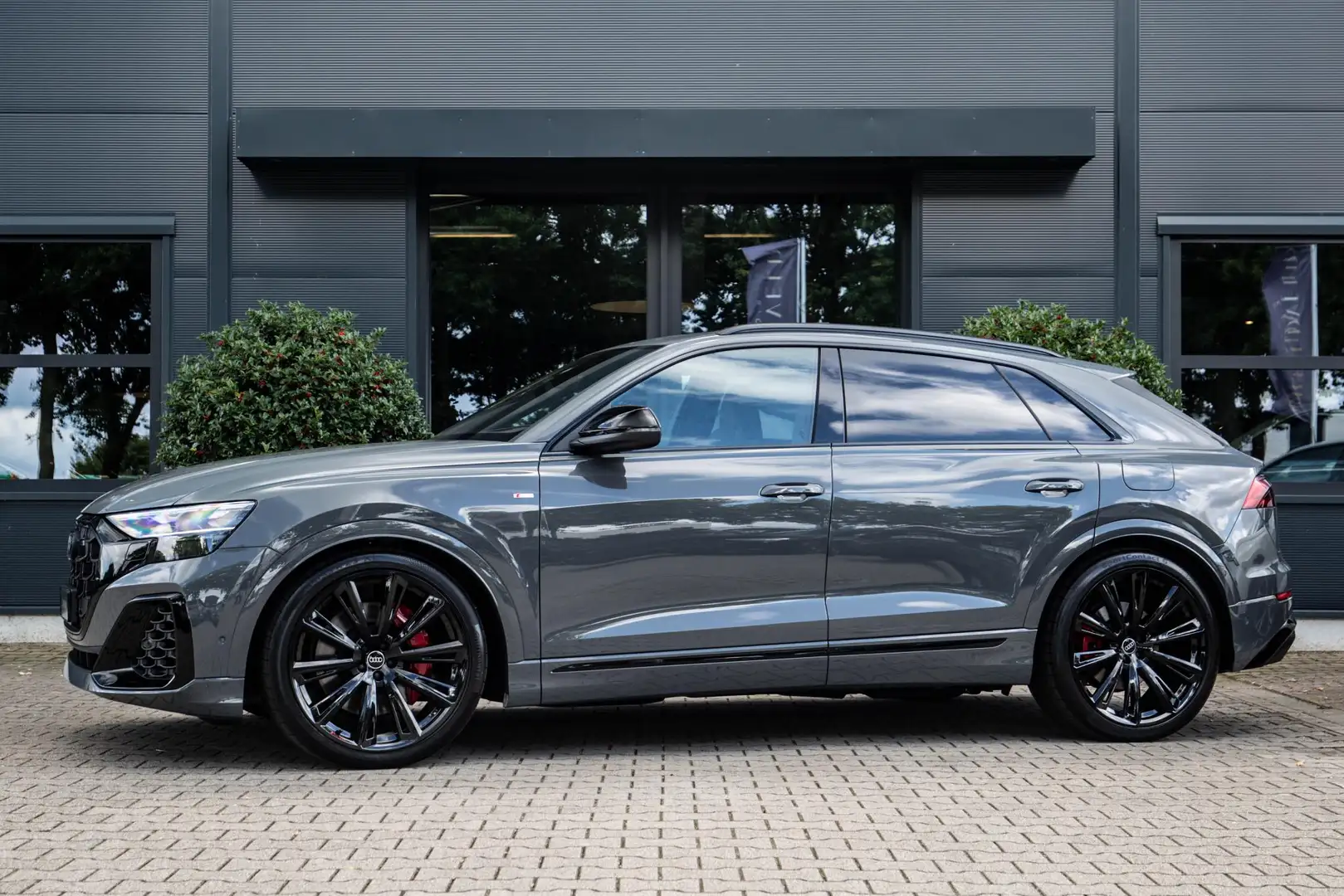 Audi Q8 60 TFSI e Competition 490pk, Nimbus, Full-options Grau - 2