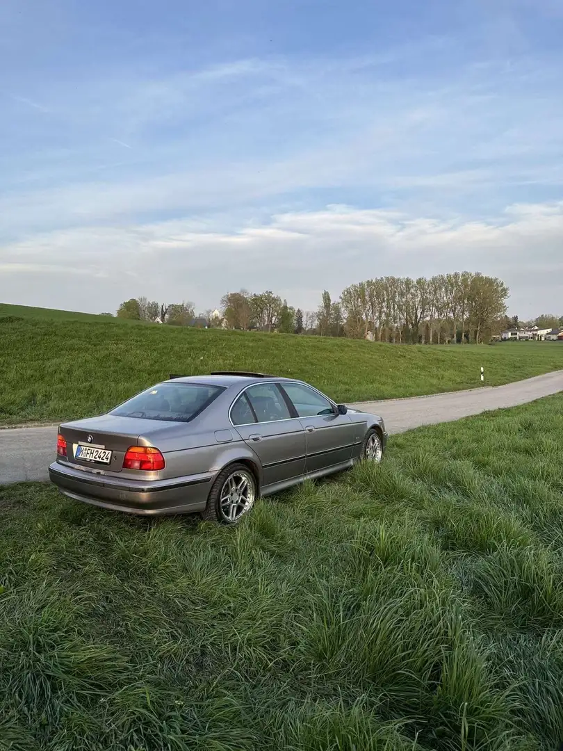 BMW 523 523i siva - 2