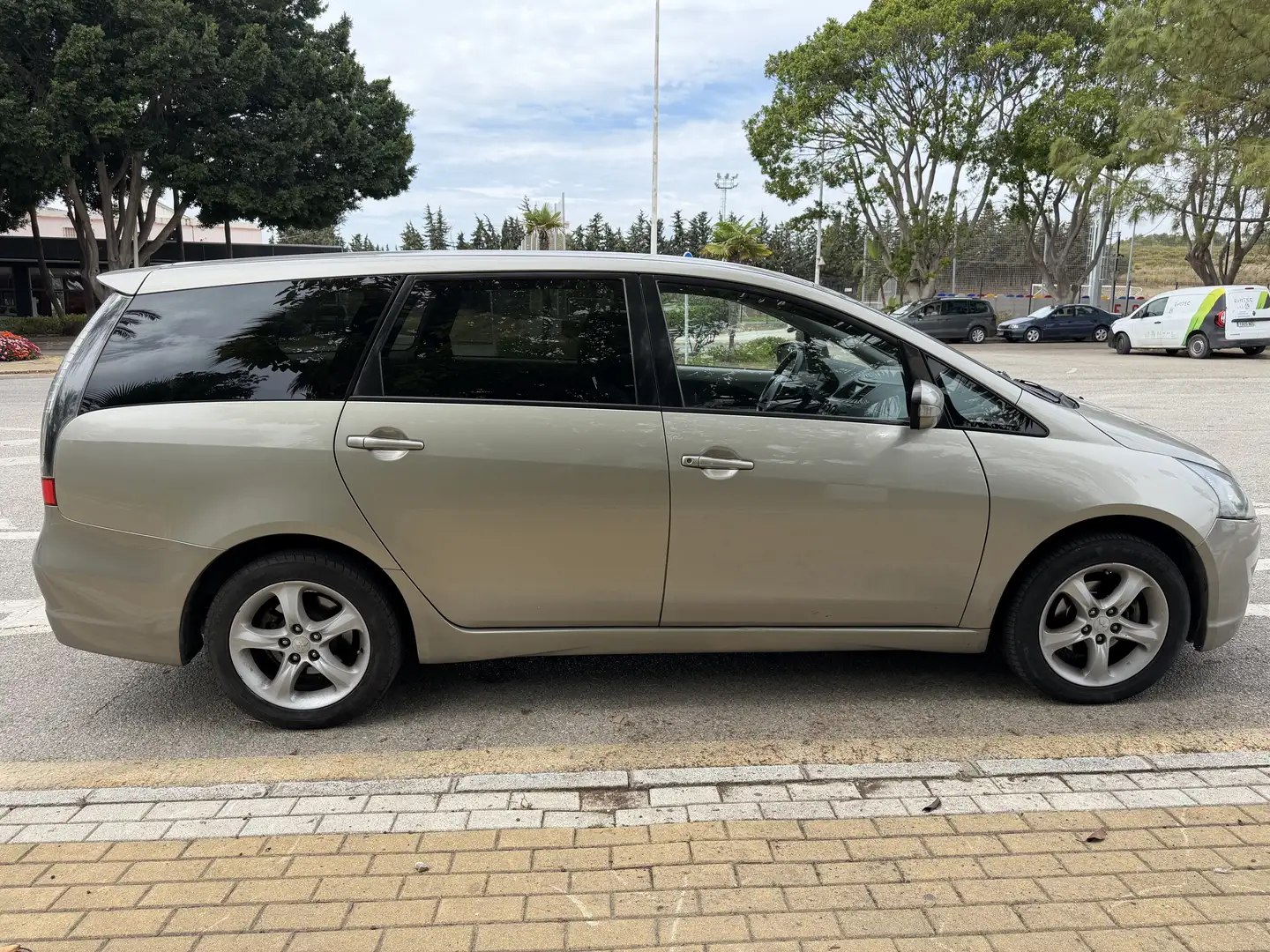 Mitsubishi Grandis 2.0DI-D Intense - 2