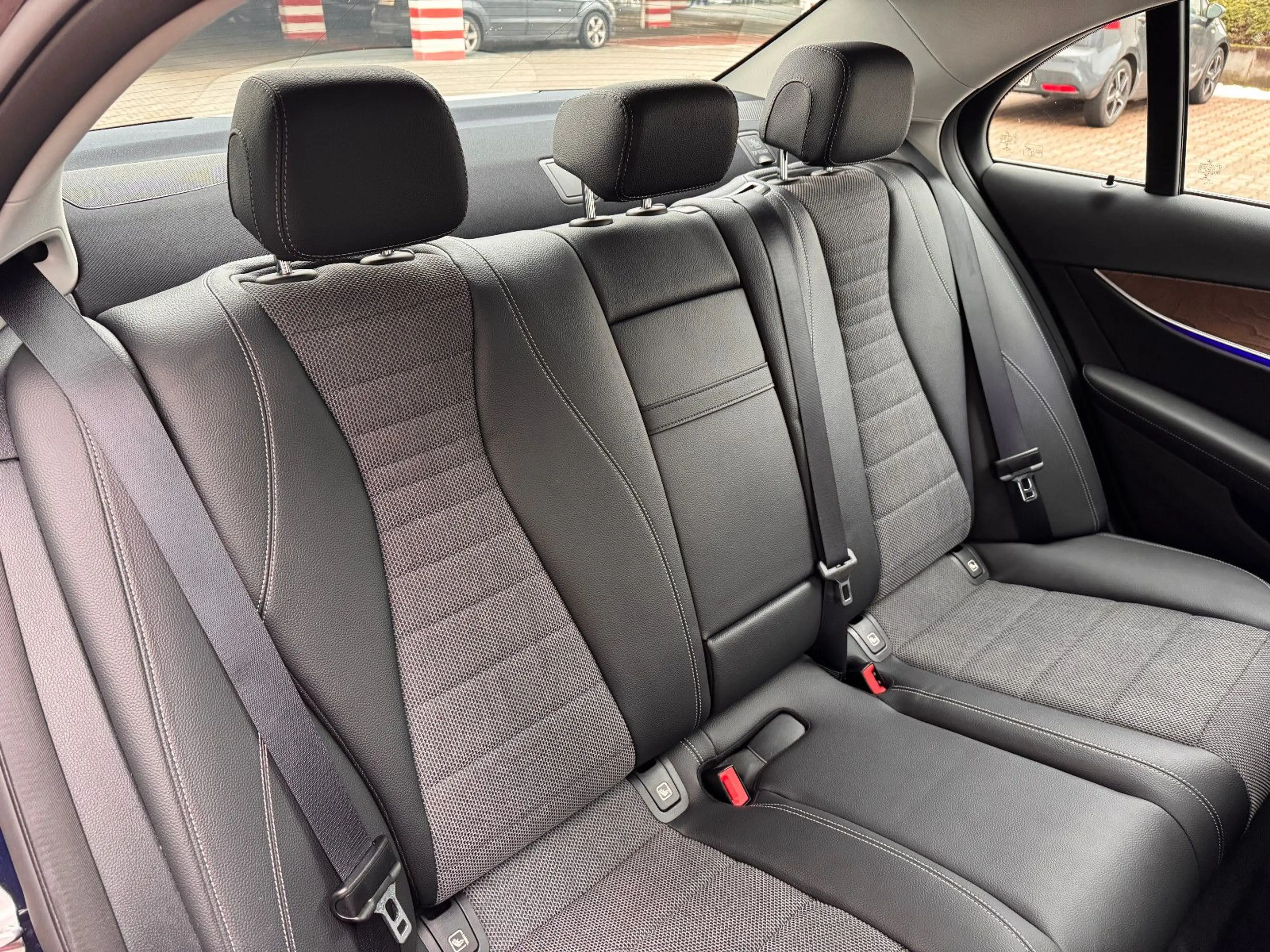 Mercedes-Benz E 220 d 9G HUD/GLASDACH/360°/DISTRONIC/BURMESTER — photo 13