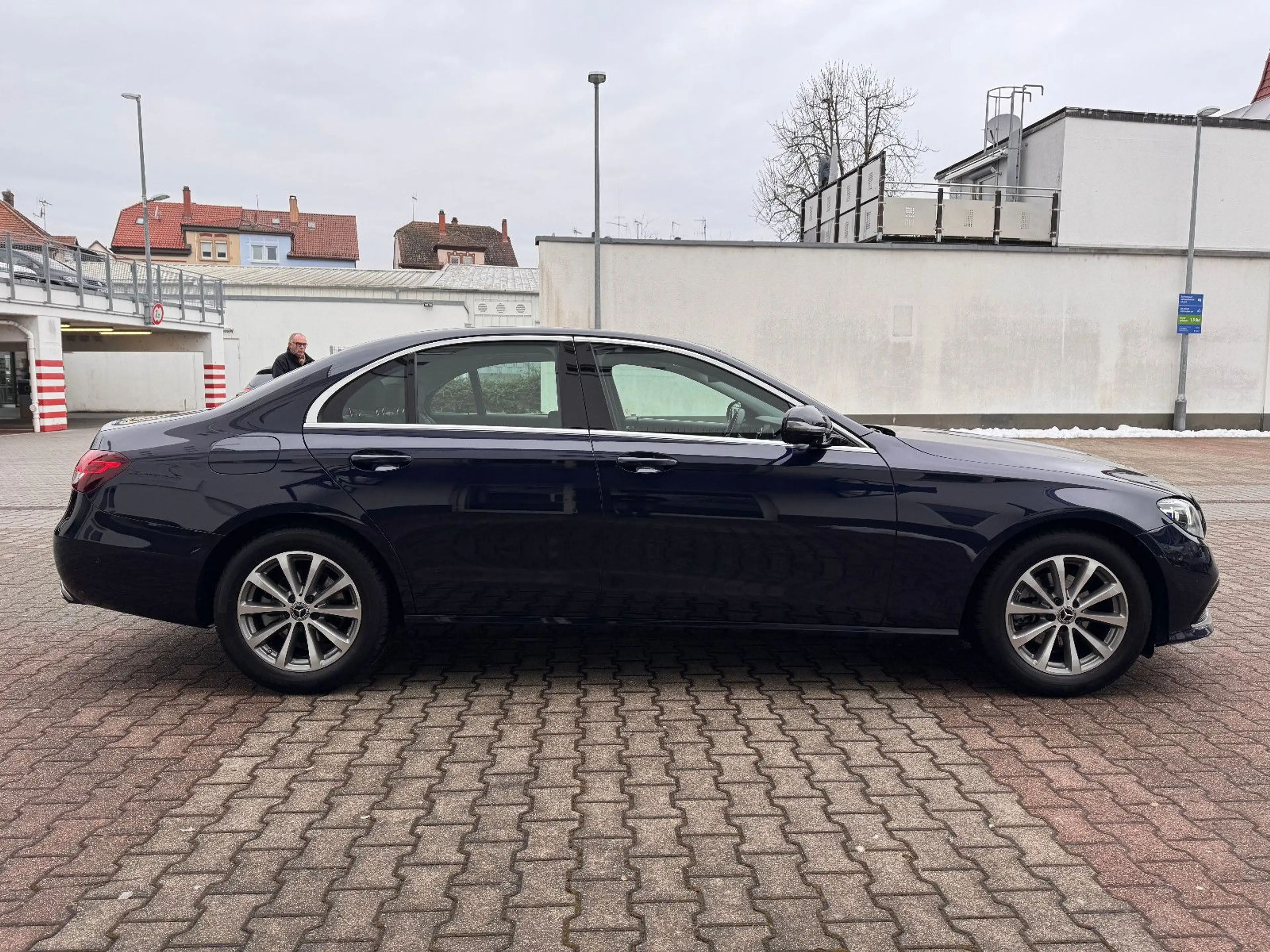 Mercedes-Benz E 220 d 9G HUD/GLASDACH/360°/DISTRONIC/BURMESTER — photo 4
