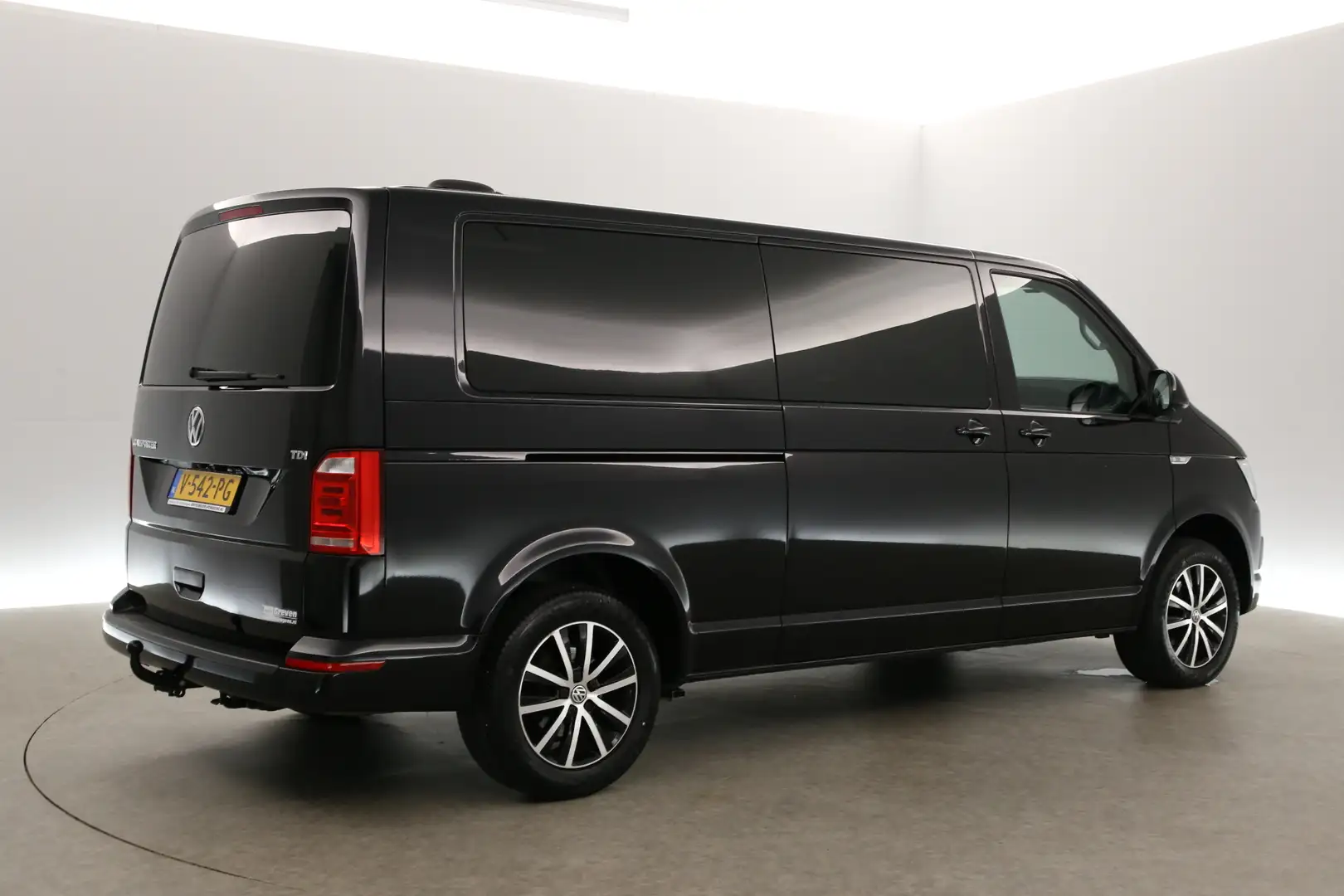 Volkswagen T6 Transporter 2.0 TDI L2H1 | Dubbele Cabine | 5 Persoons | 140PK Zwart - 2
