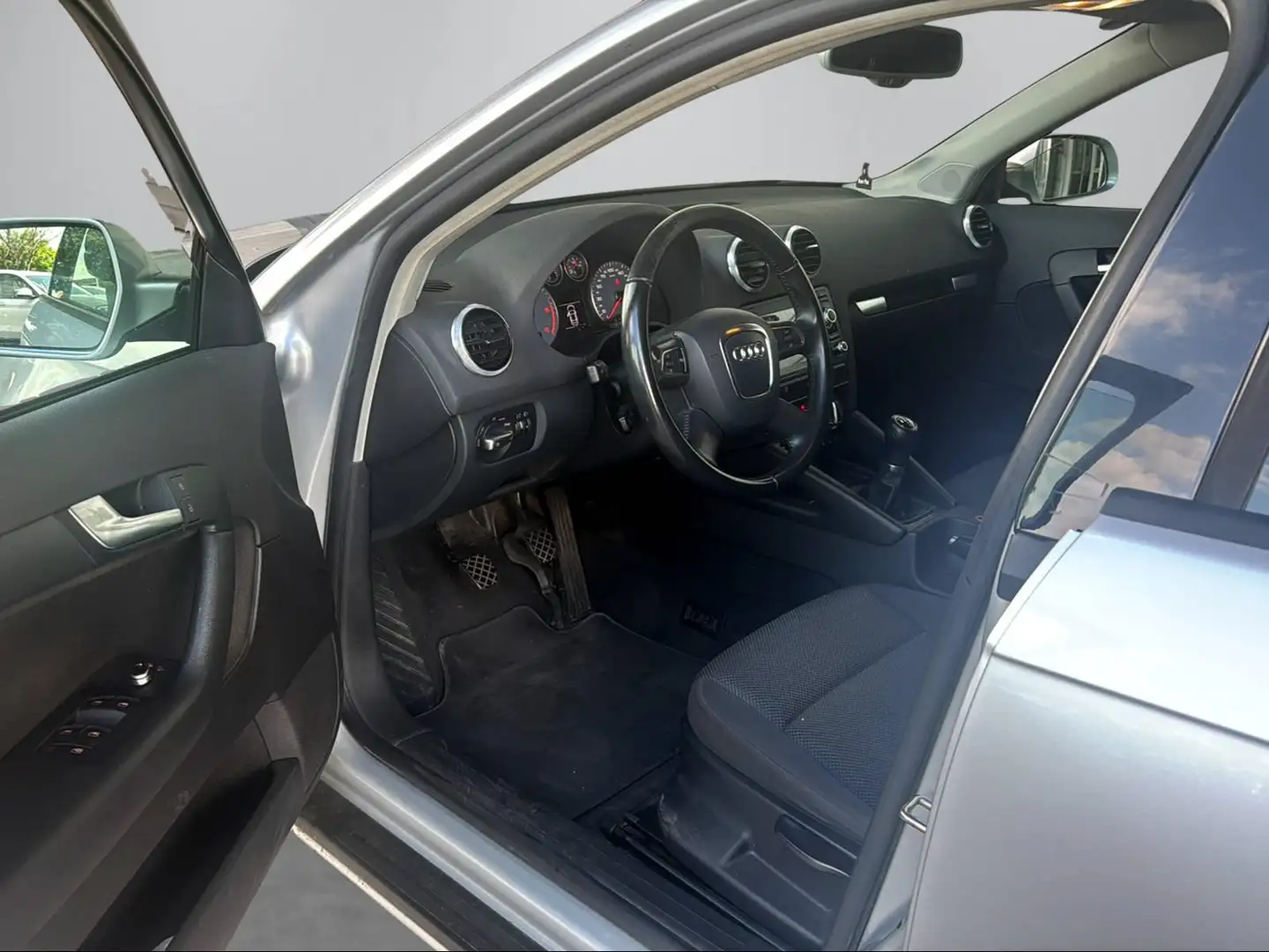 Audi A3 2.0 TDI Attraction (103kW) 2.0 TDI Metallic Plateado - 2