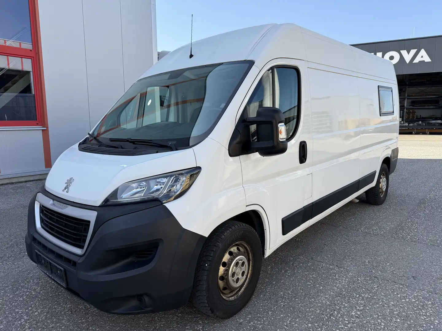 Peugeot Boxer Bus 3300 L3H2 2,0 S&S BlueHDi Wit - 1