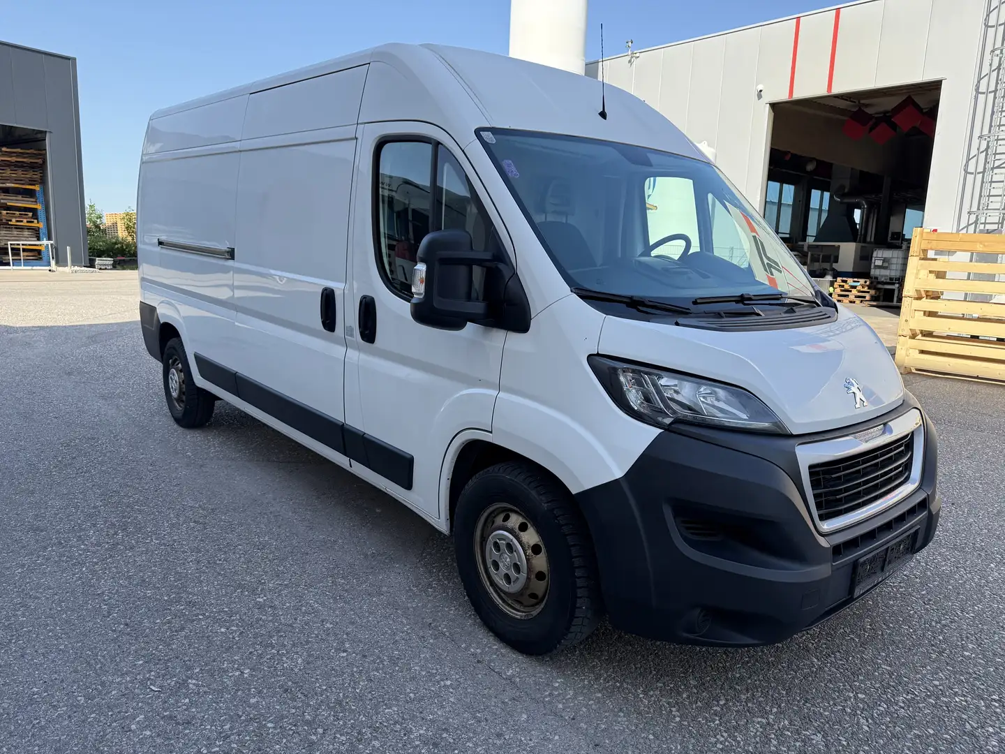 Peugeot Boxer Bus 3300 L3H2 2,0 S&S BlueHDi Wit - 2
