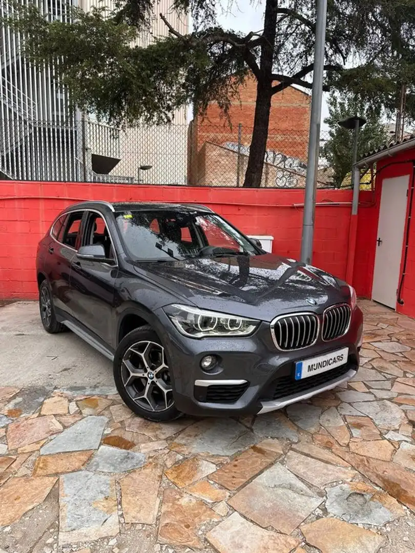 BMW X1 sDrive18i Grijs - 2