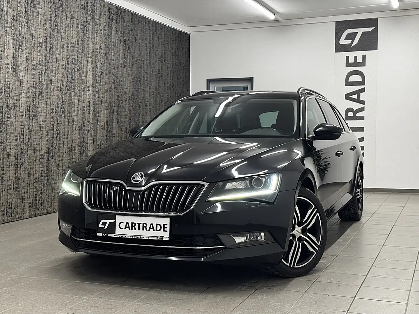 Skoda Superb Kombi 2,0 TDI SCR Sportline DSG / LED/ TEMPOMAT... Schwarz - 1
