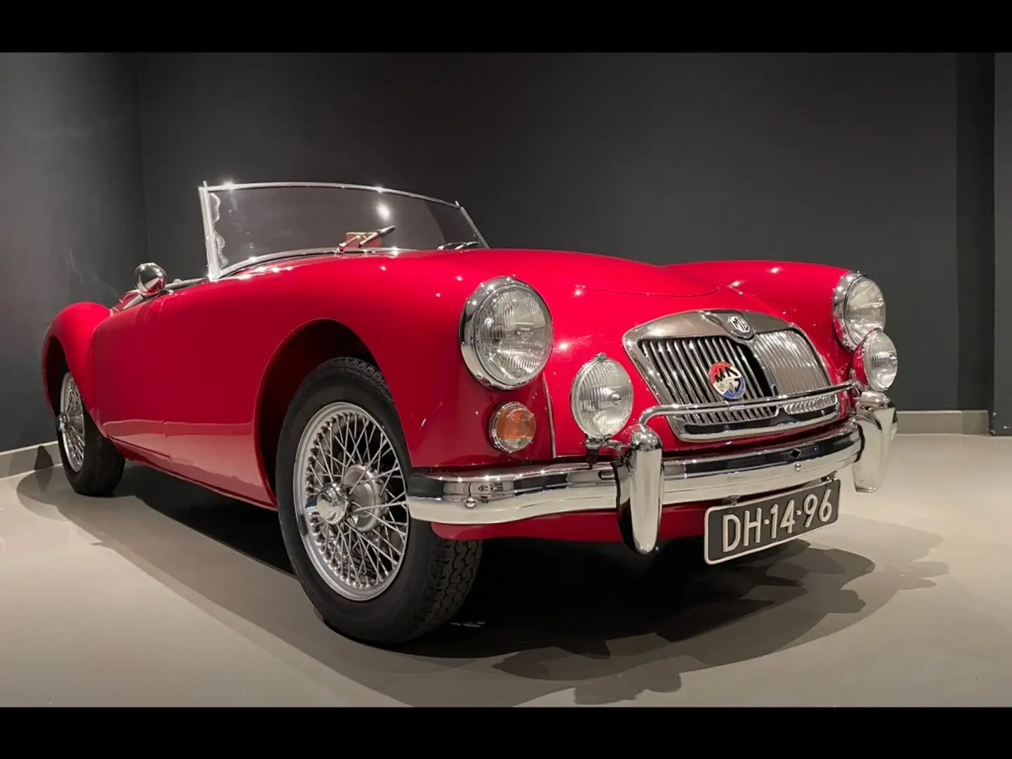 MG A Cabriolet Rood - 1