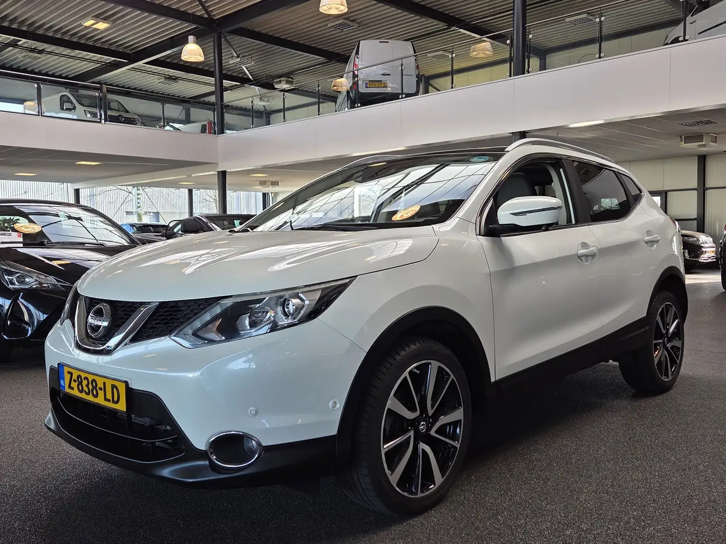 Nissan Qashqai 1.2 Tekna / Elektrische Stoel / 360 Camera / Weiß - 1