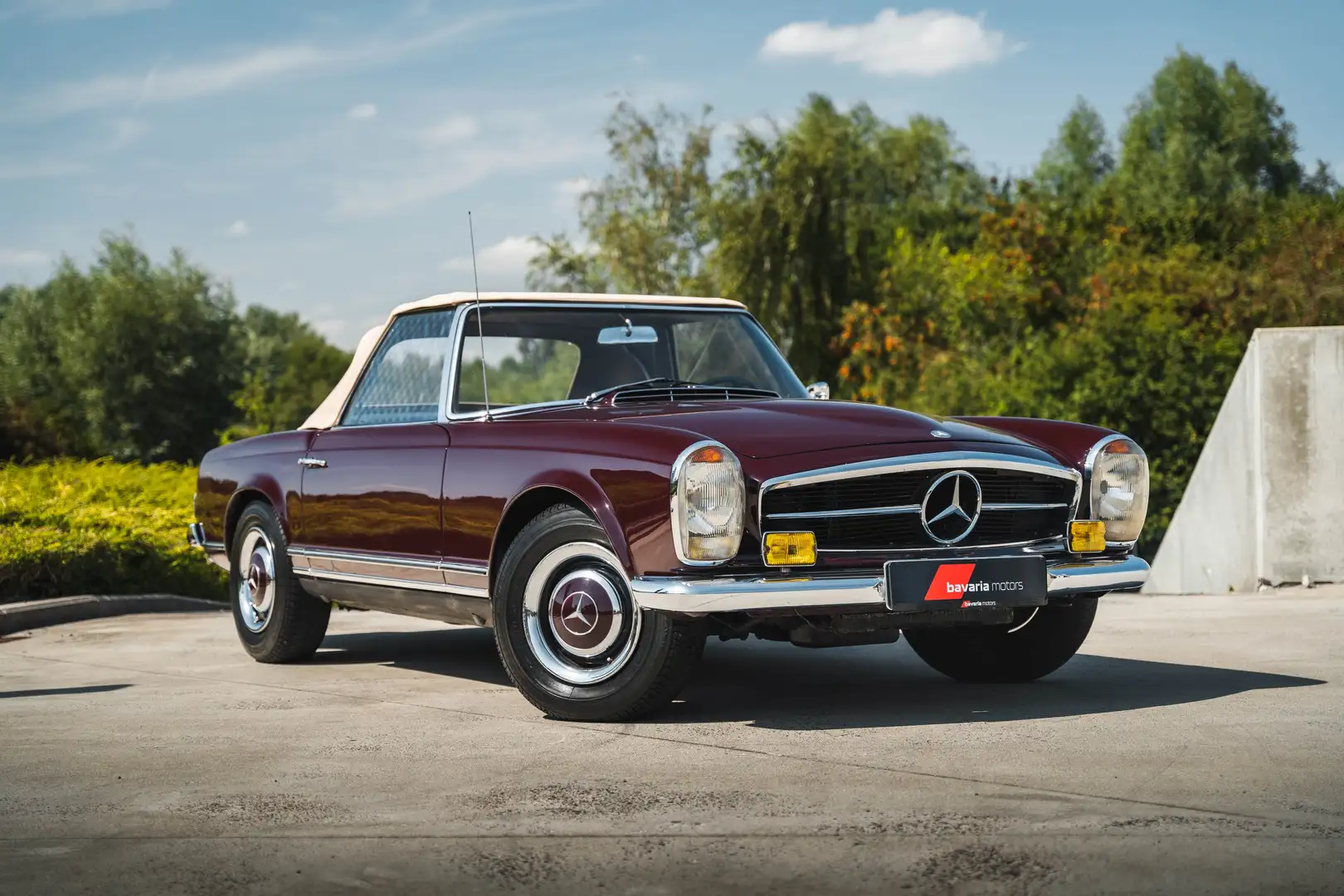 Mercedes-Benz SL 230 Pagode / Purpurrot / French Vehicle Rouge - 1