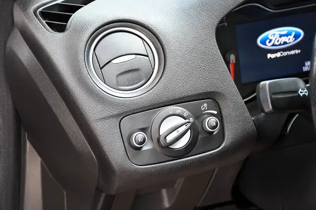 Ford Mondeo view 10