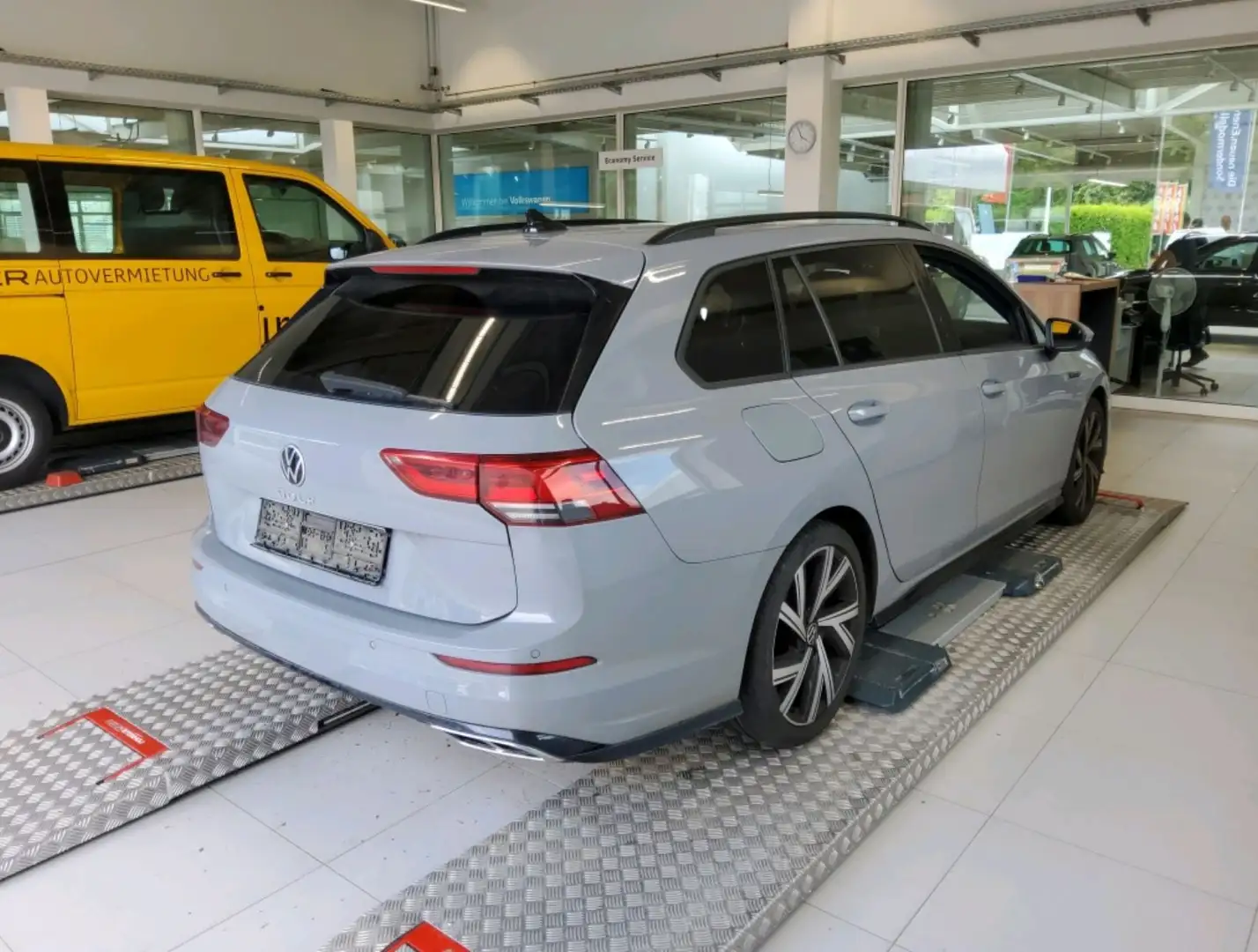Volkswagen Golf VIII Variant 1.5 TSI R-Line LED NAVI AHK 18" Grau - 2