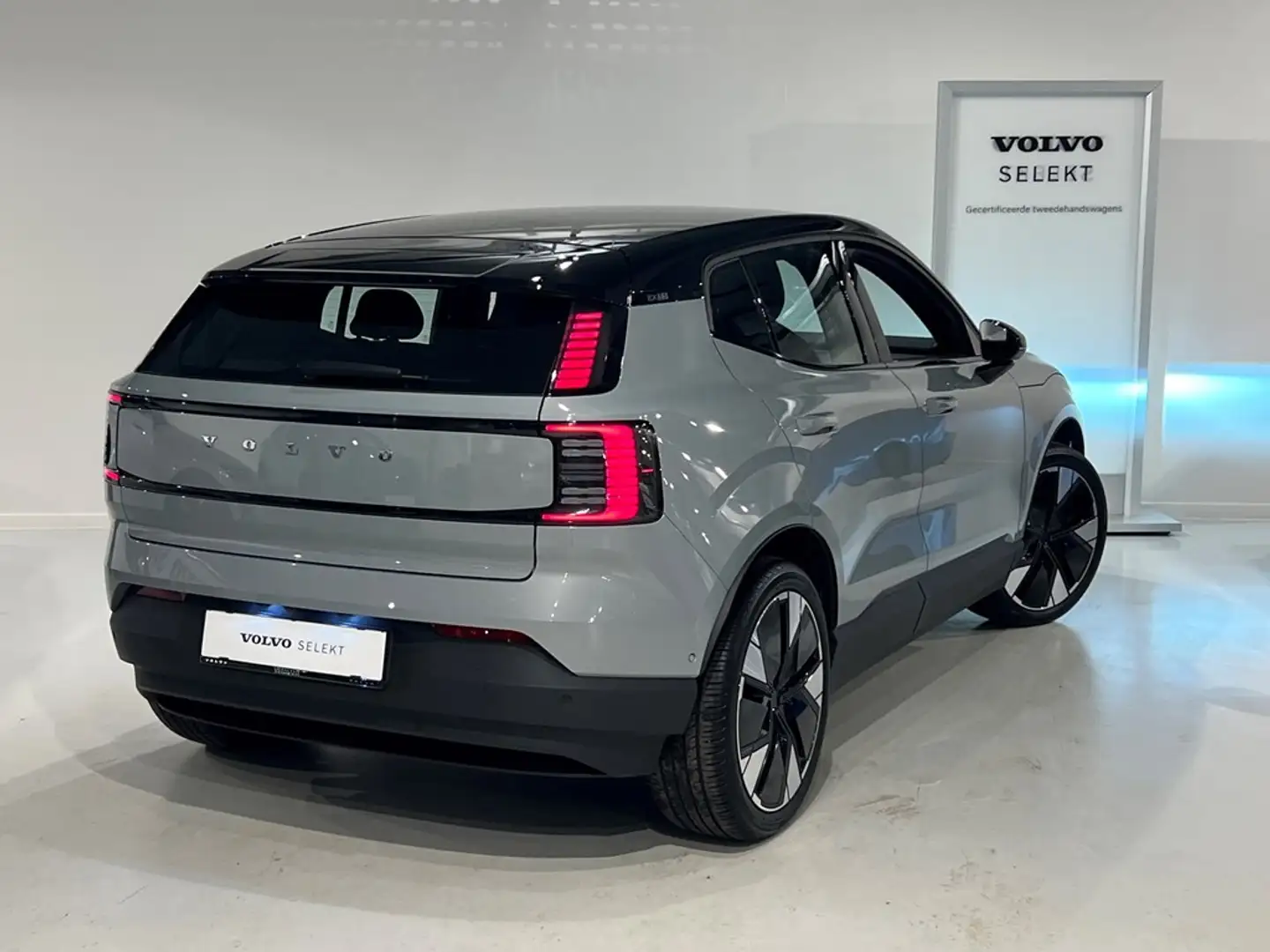 Volvo EX30 Recharge Plus Extended Range Gris - 2
