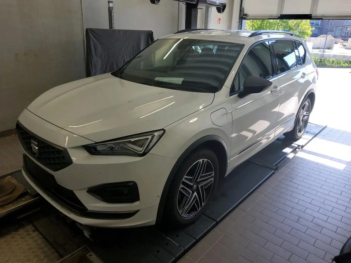 SEAT Tarraco 1.4e-HYBRID FR 20Z./ACC/AHK/360°/KESSY Weiß - 1