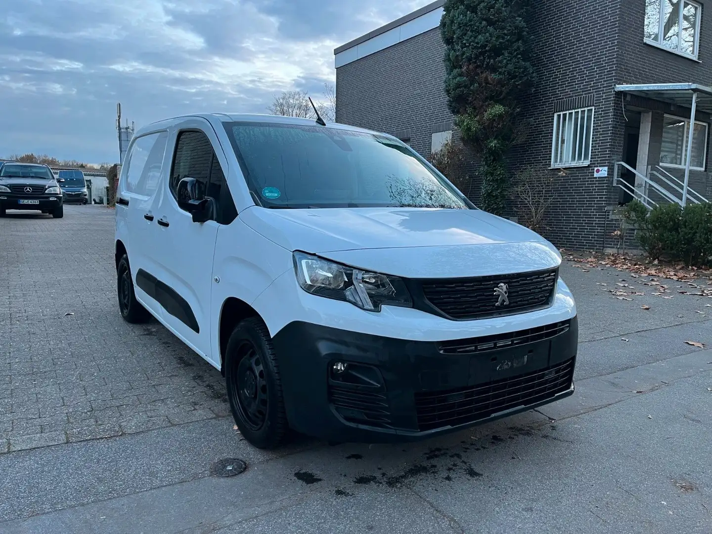 Peugeot Partner Premium L1 *KLIMA*NAVI*KAMERA*1.HAND* Weiß - 1