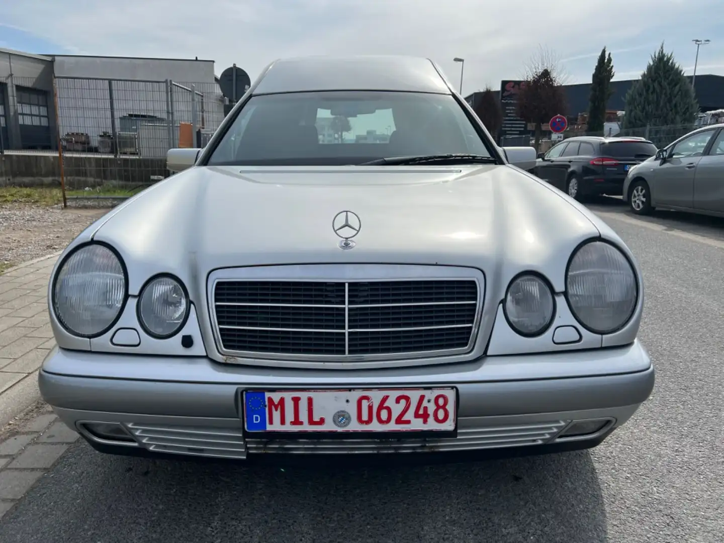 Mercedes-Benz E 200 *BENZIN*KLIMA*BESTATTUNGSWAGEN*LEICHENWAGEN Gümüş rengi - 2