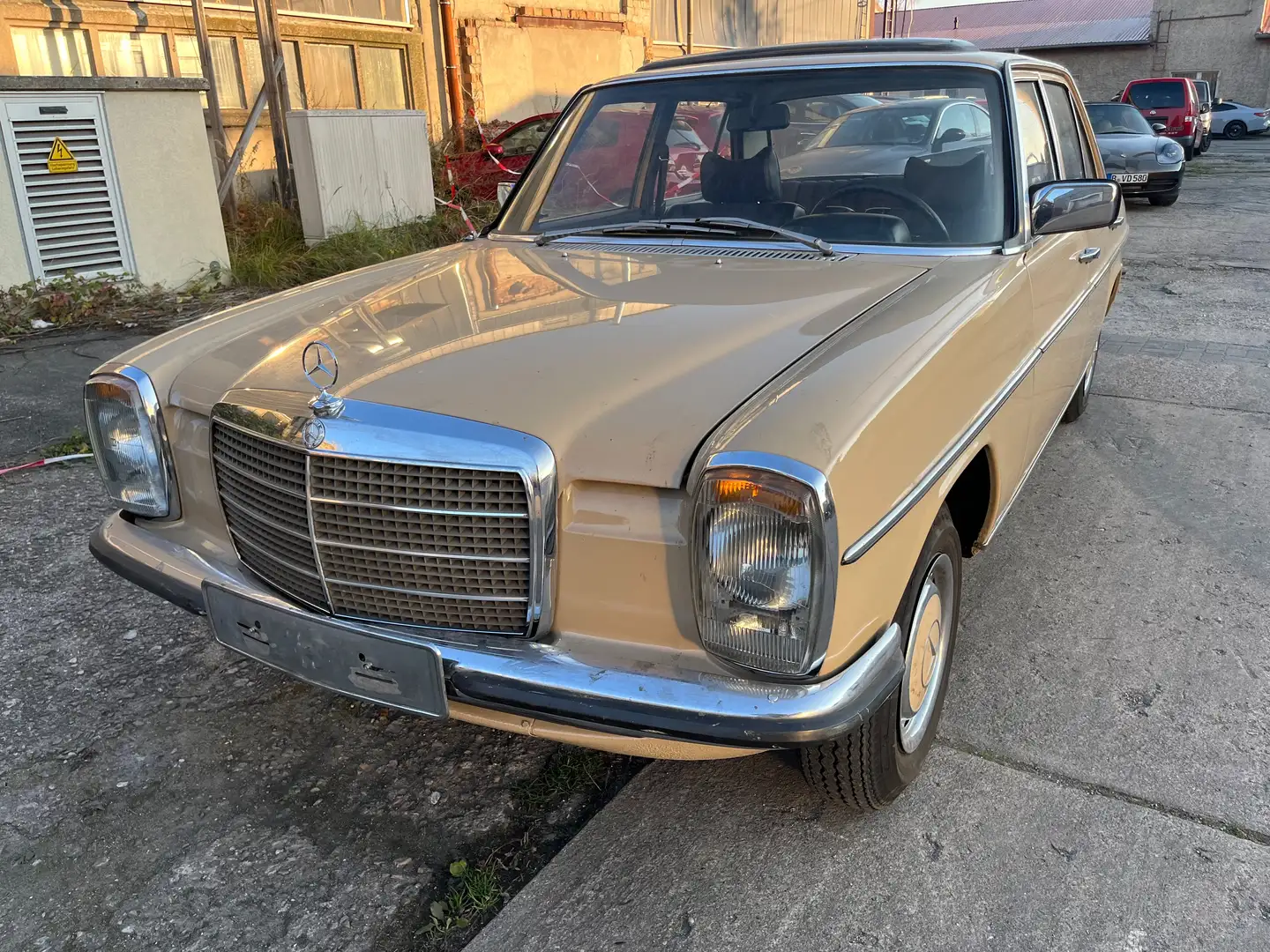 Mercedes-Benz 200 115 D /8 Beige - 1