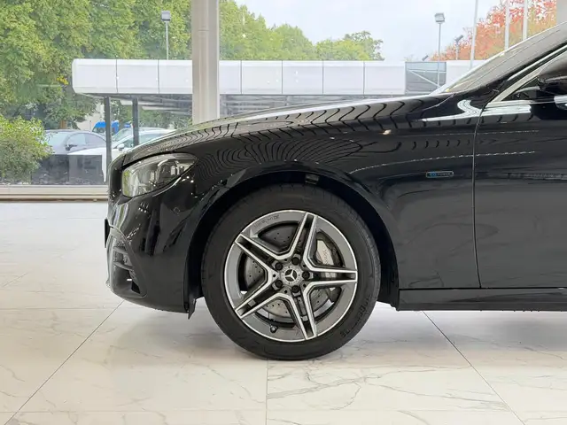 Mercedes-Benz 300 view 4