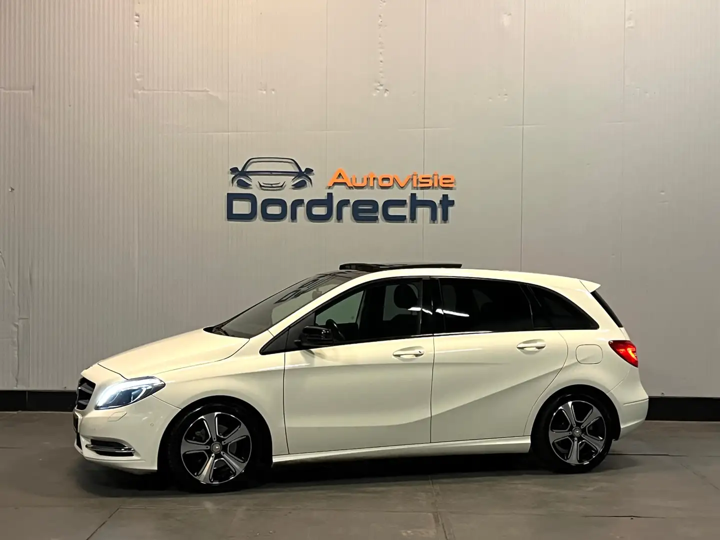 Mercedes-Benz B 180 Ambition Comfort|Pano|Cam|Navi|Led|PDC|Trekhaak|De Wit - 1