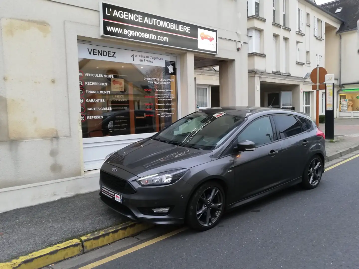 Ford Focus 1.0 EcoBoost 125ch ST LINE 1ERE MAIN! Gris - 1