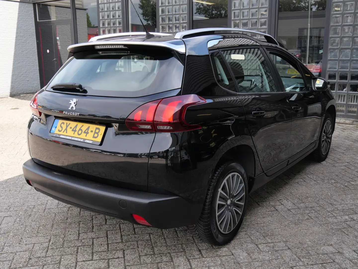 Peugeot 2008 1.2 110PK CARPLAY/ PACK CONNECT Zwart - 2