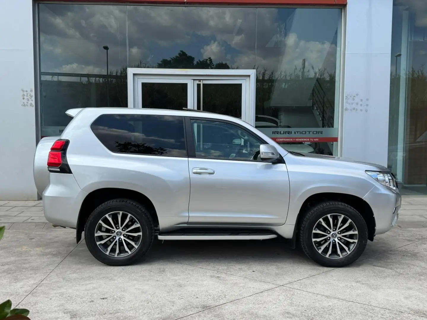 Toyota Land Cruiser D-4D VXL Aut. Plateado - 1