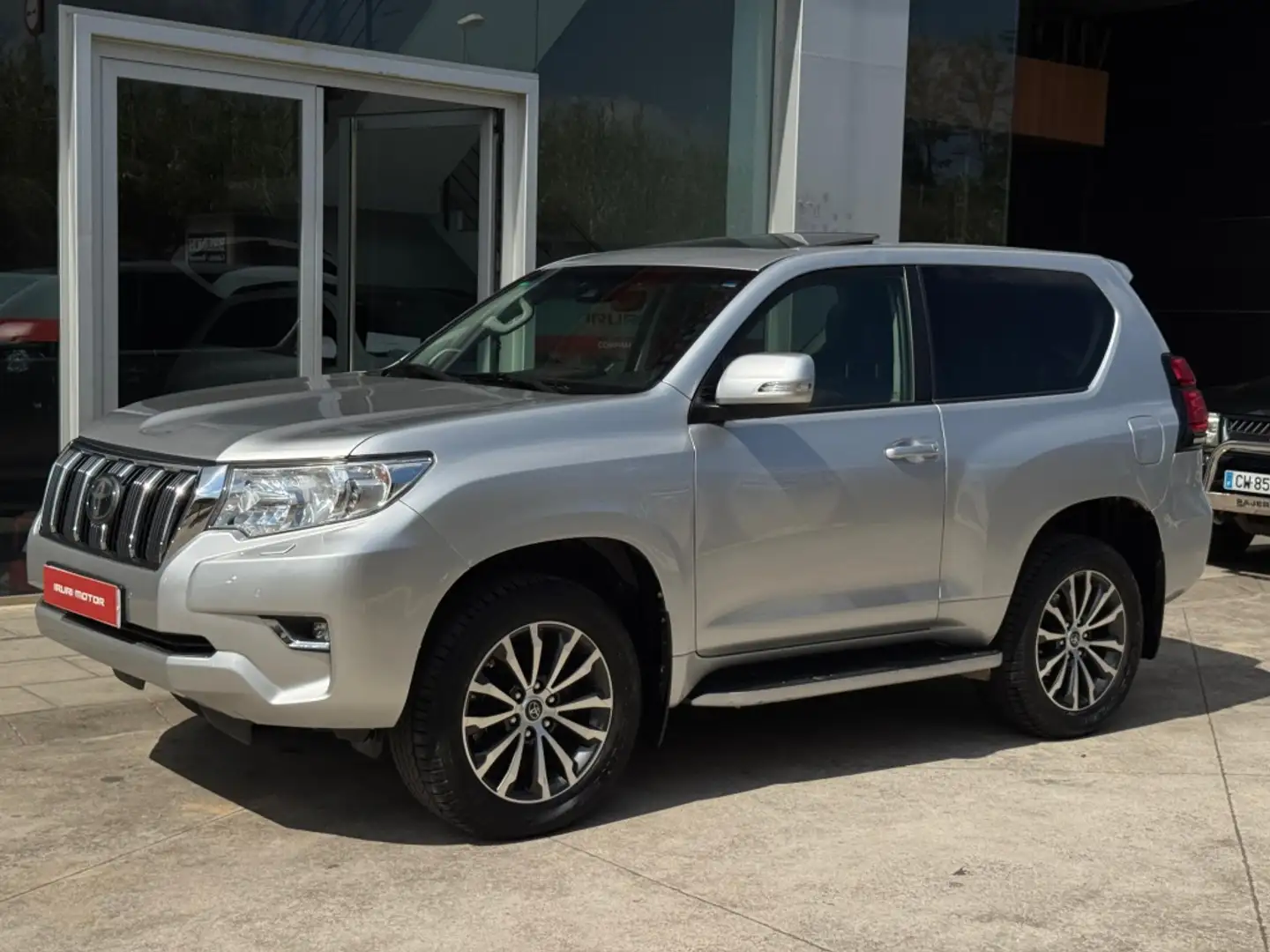 Toyota Land Cruiser D-4D VXL Aut. Plateado - 2