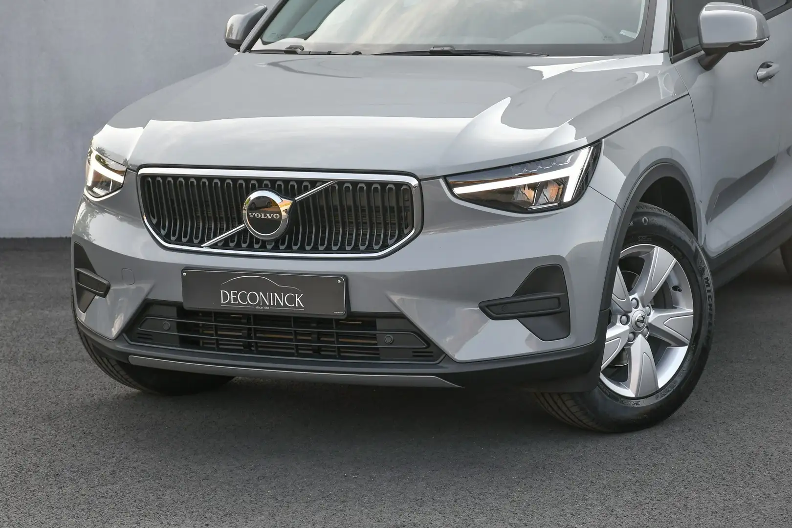 Volvo XC40 T2 *CAMERA*2024*CARPLAY*CRUISE CONTROL*LANE ASS.* Gris - 2