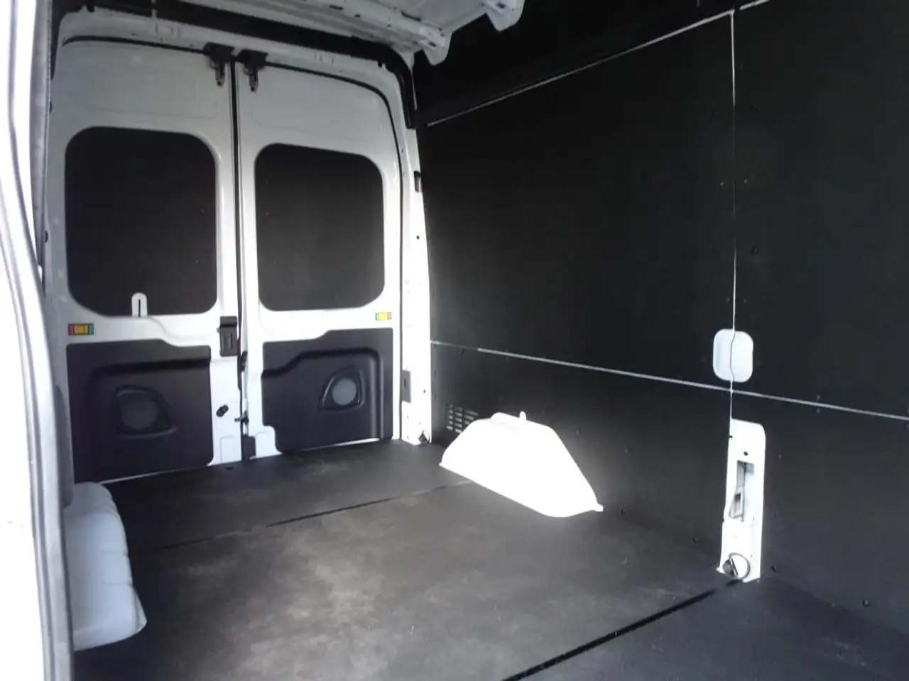 Ford Transit Cargo Van снимка Ford Transit Cargo Van