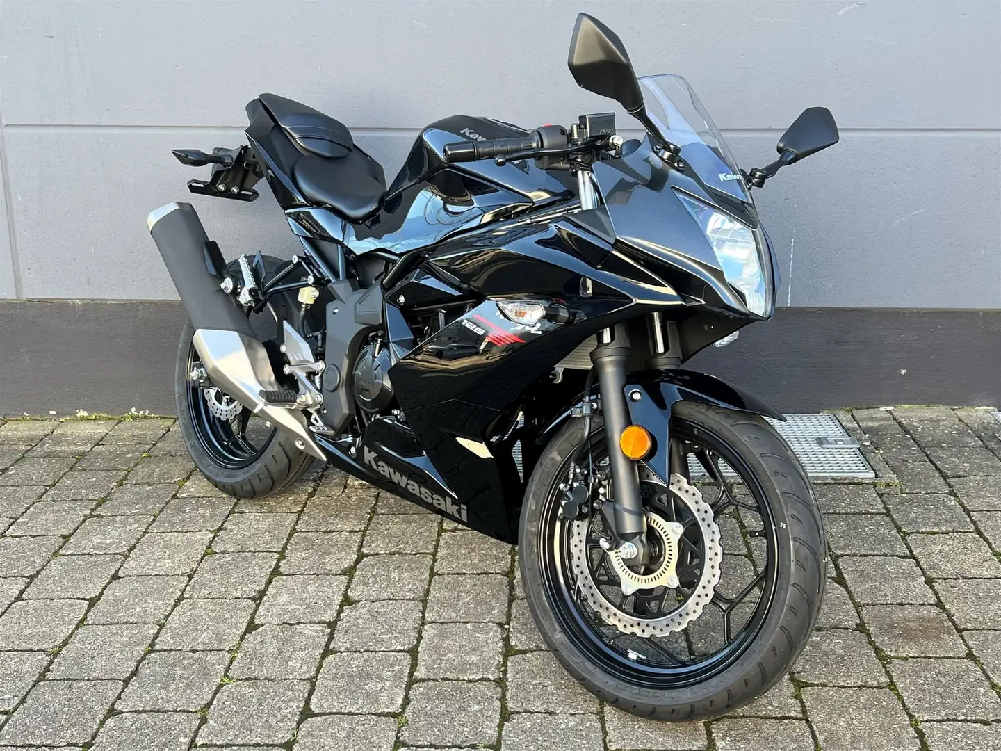 Kawasaki Ninja 125 Modell 2026!! Zwart - 2