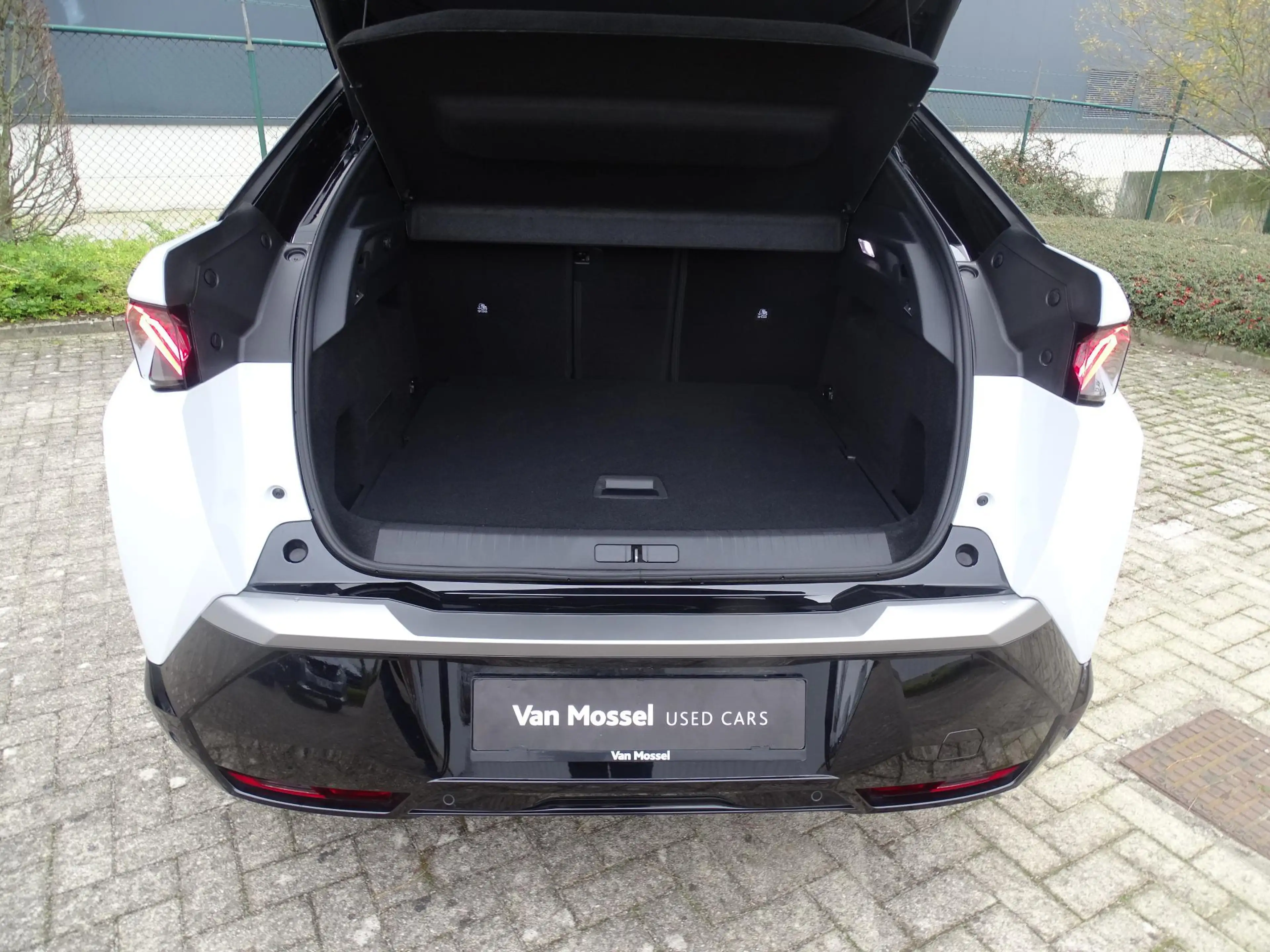 Peugeot 3008 e-3008 210 GT+open dak — photo 14