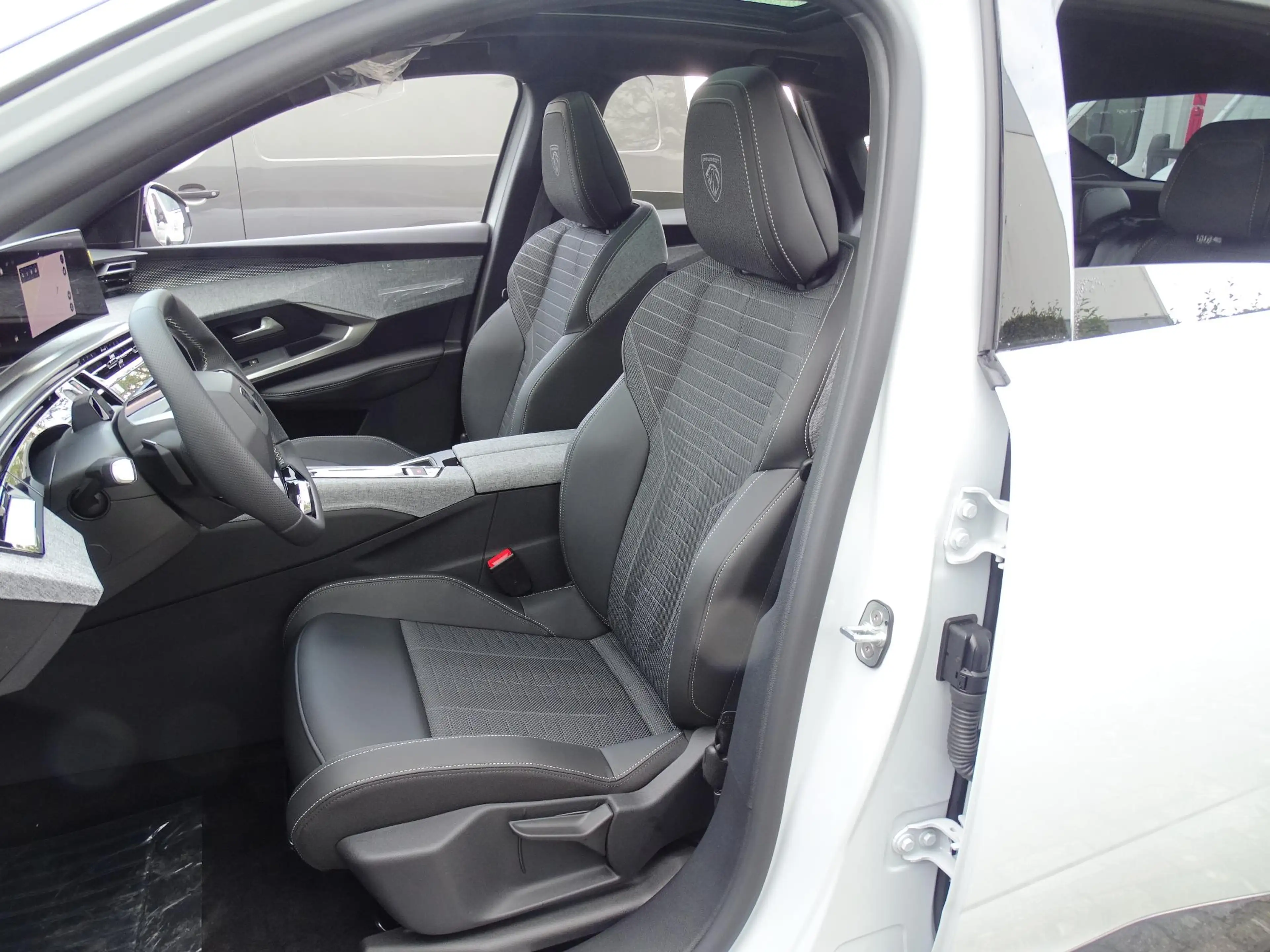Peugeot 3008 e-3008 210 GT+open dak — photo 10