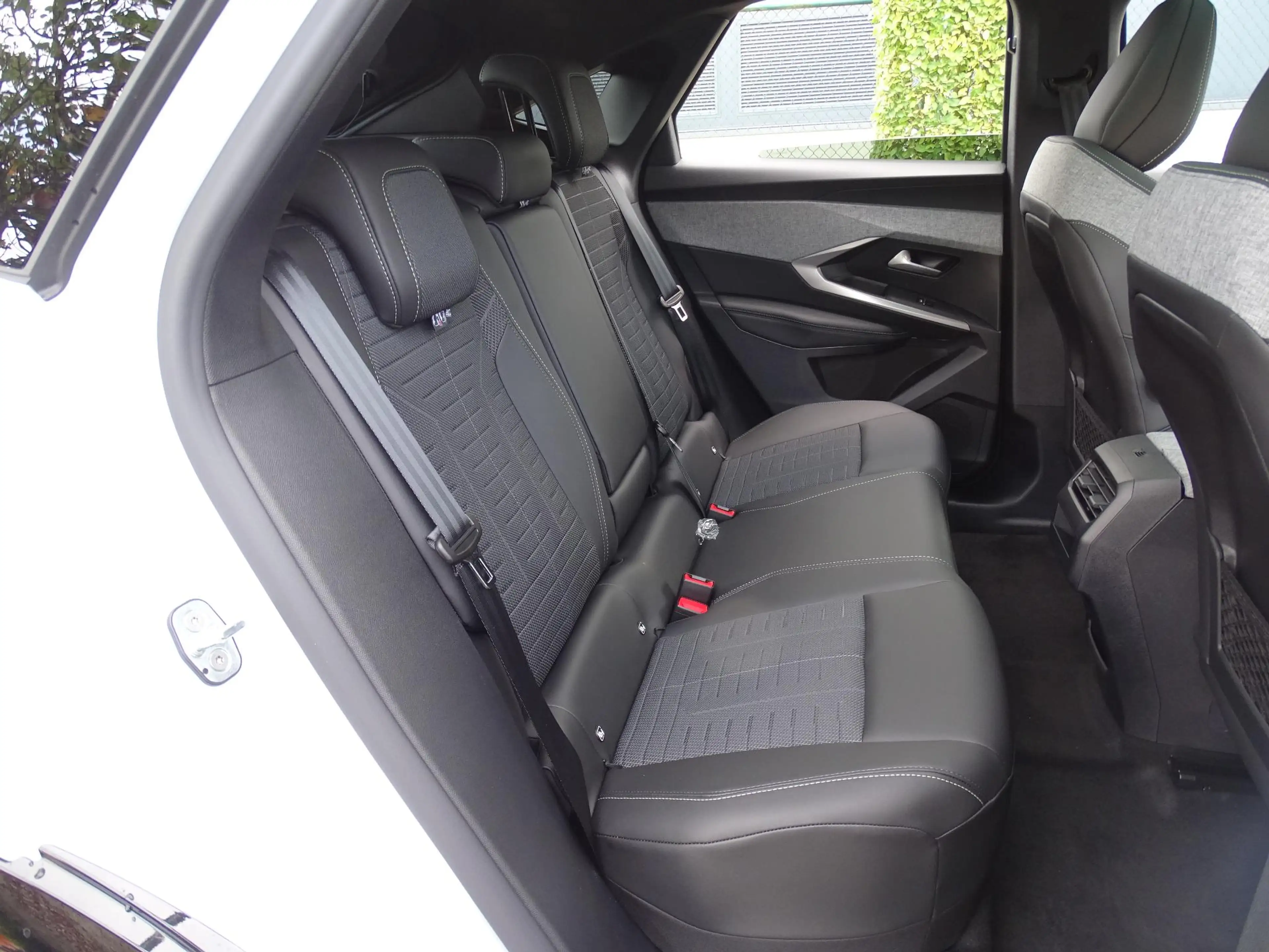 Peugeot 3008 e-3008 210 GT+open dak — photo 12