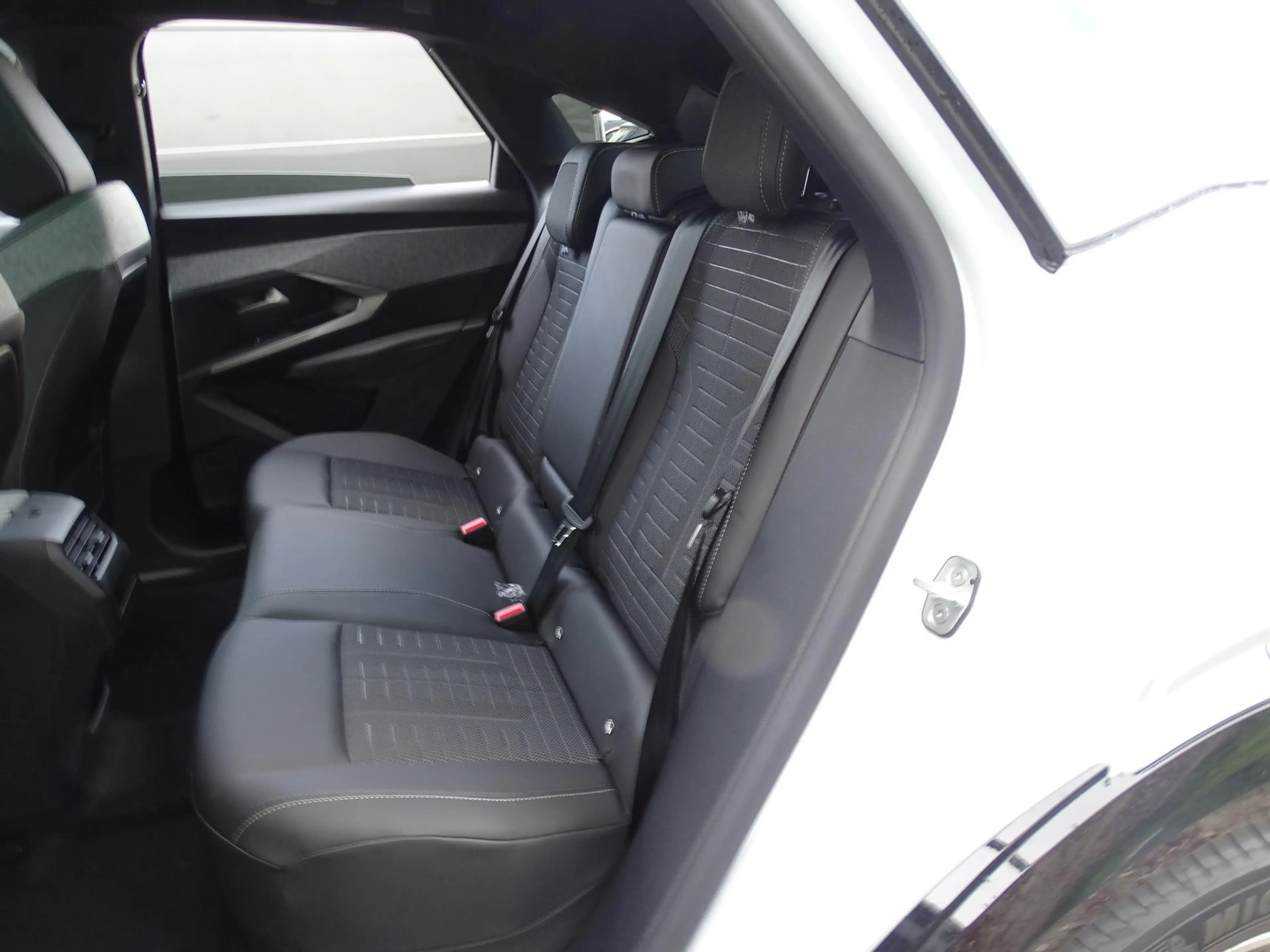 Peugeot 3008 e-3008 210 GT+open dak — photo 13